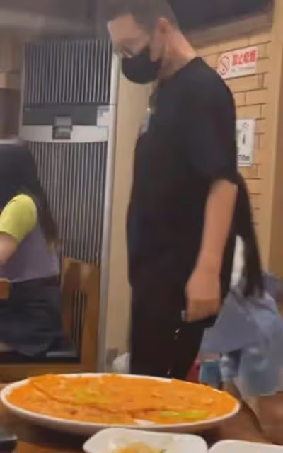 力破離婚傳聞!章子怡汪峰帶孩子外出吃飯,一家人其樂融融感情好
