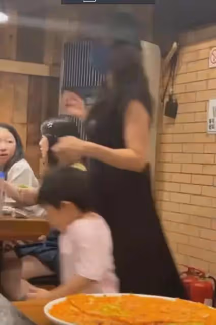 力破離婚傳聞!章子怡汪峰帶孩子外出吃飯,一家人其樂融融感情好