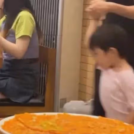 力破離婚傳聞!章子怡汪峰帶孩子外出吃飯,一家人其樂融融感情好