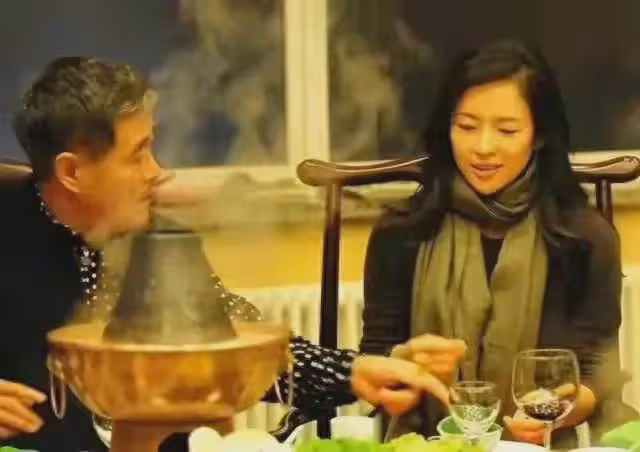 力破離婚傳聞!章子怡汪峰帶孩子外出吃飯,一家人其樂融融感情好