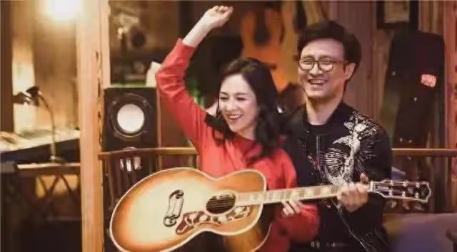 力破離婚傳聞!章子怡汪峰帶孩子外出吃飯,一家人其樂融融感情好