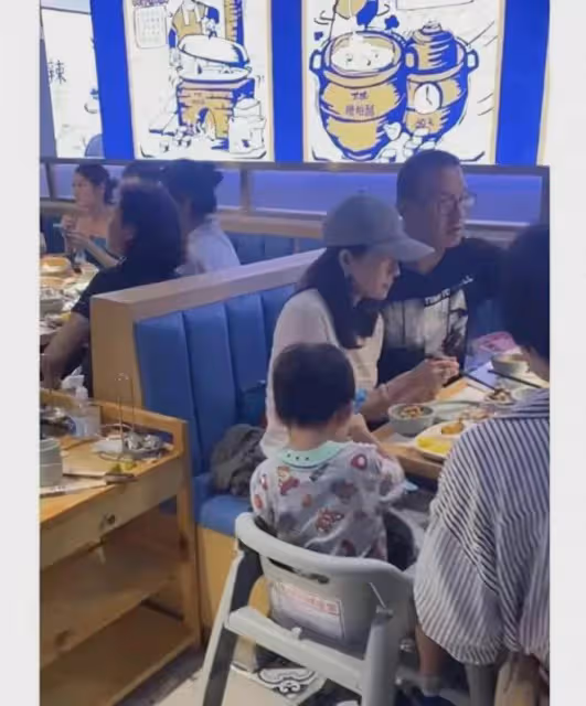 力破離婚傳聞!章子怡汪峰帶孩子外出吃飯,一家人其樂融融感情好