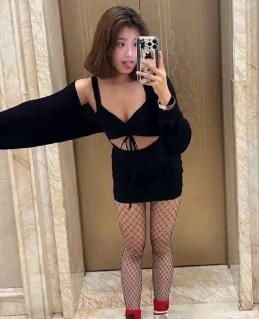 賈靜雯18歲女兒再秀性感穿搭,內衣外穿大方自信,盡顯成熟美