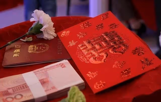 我報警了!因婆婆從我的婚房出來,20萬彩禮不翼而飛,她拒不承認