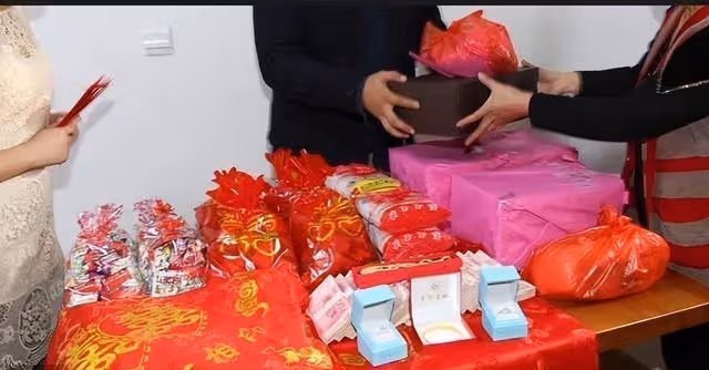 我報警了！因婆婆從我的婚房出來，20萬彩禮不翼而飛，她拒不承認