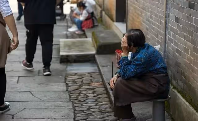 在女婿家養老8年,老家拆遷兒子來接,我:別想拿到一分錢!