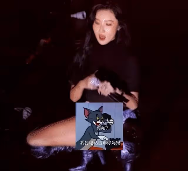 曝華莎演出淫亂罪被傳喚，開腿舔舌引不滿，情況屬實恐被判刑