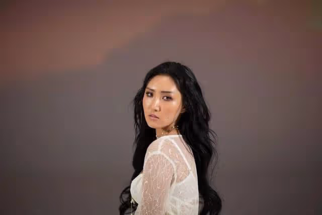 曝華莎演出淫亂罪被傳喚，開腿舔舌引不滿，情況屬實恐被判刑