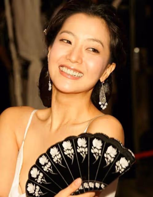 被成龍包房夜擒8小時後慘遭拋棄，她對著監視器，邊哭邊脫光衣服