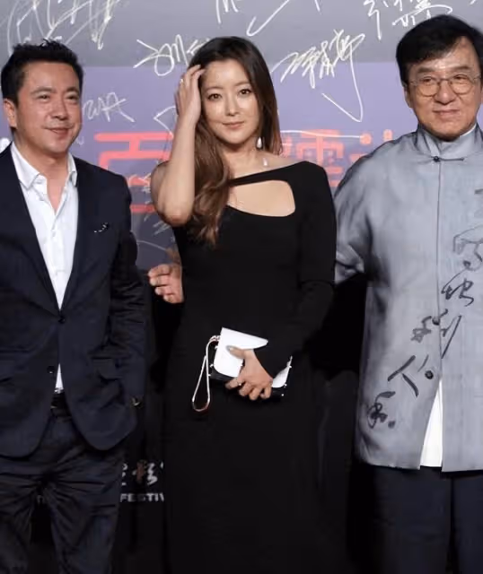 被成龍包房夜擒8小時後慘遭拋棄，她對著監視器，邊哭邊脫光衣服