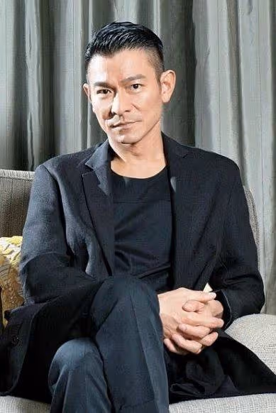 劉德華最無助時,她二話不說拿1500萬, 後華仔報恩捧紅她兒子