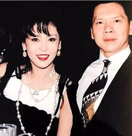劉德華最無助時,她二話不說拿1500萬, 後華仔報恩捧紅她兒子