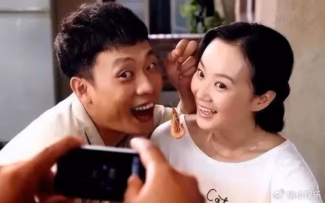 娛樂圈「最丑」影帝,娶二婚大6歲妻子,結婚17年寵妻如寶