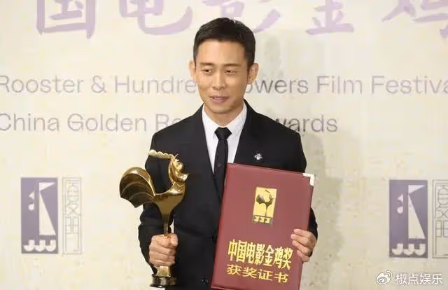 娛樂圈「最丑」影帝,娶二婚大6歲妻子,結婚17年寵妻如寶