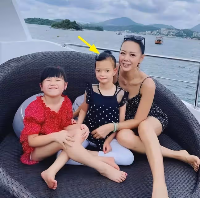 鐘麗淇首帶12歲罕見病女兒外游！一家四口合影太溫馨，但仍引爭議