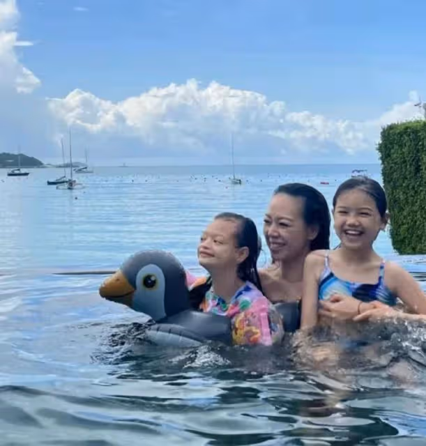 鐘麗淇首帶12歲罕見病女兒外游!一家四口合影太溫馨,但仍引爭議
