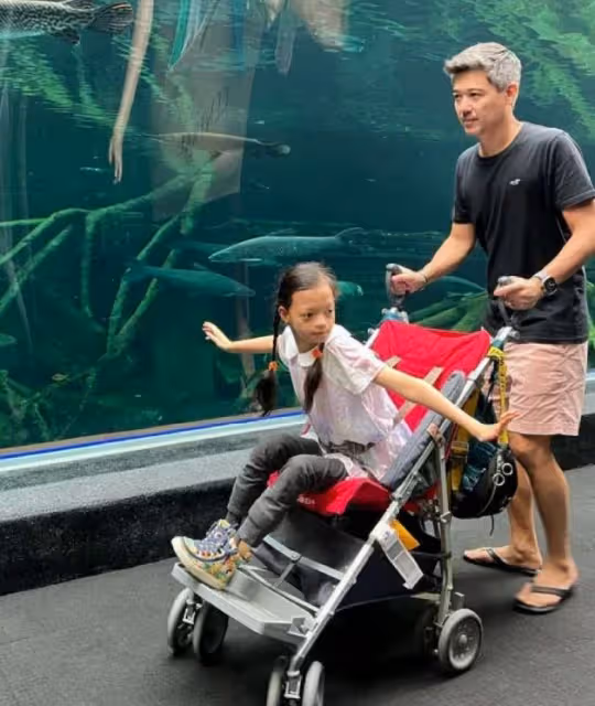 鐘麗淇首帶12歲罕見病女兒外游!一家四口合影太溫馨,但仍引爭議
