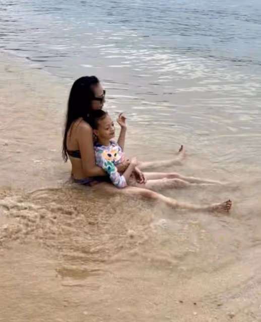鐘麗淇首帶12歲罕見病女兒外游!一家四口合影太溫馨,但仍引爭議