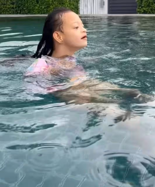 鐘麗淇首帶12歲罕見病女兒外游!一家四口合影太溫馨,但仍引爭議