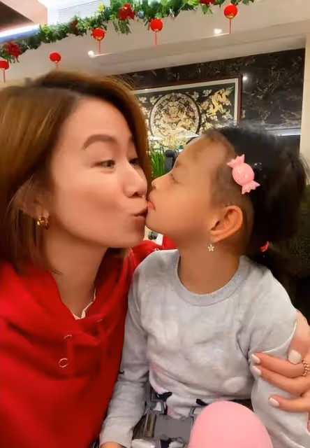 鐘麗淇首帶12歲罕見病女兒外游!一家四口合影太溫馨,但仍引爭議
