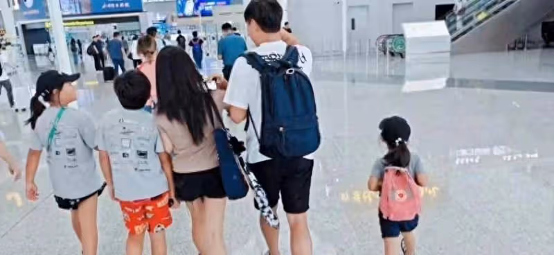 何潔一家五口團聚!他穿短褲,腿和二奶一樣粗,三個孩子膚色一樣
