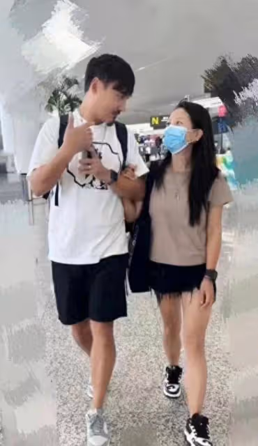 何潔一家五口團聚!他穿短褲,腿和二奶一樣粗,三個孩子膚色一樣