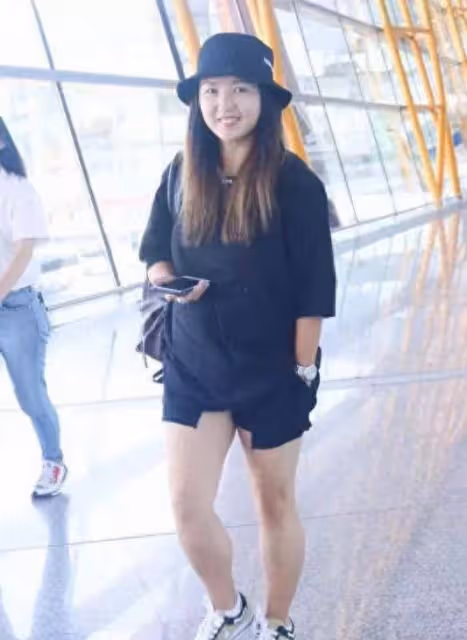 何潔一家五口團聚!他穿短褲,腿和二奶一樣粗,三個孩子膚色一樣
