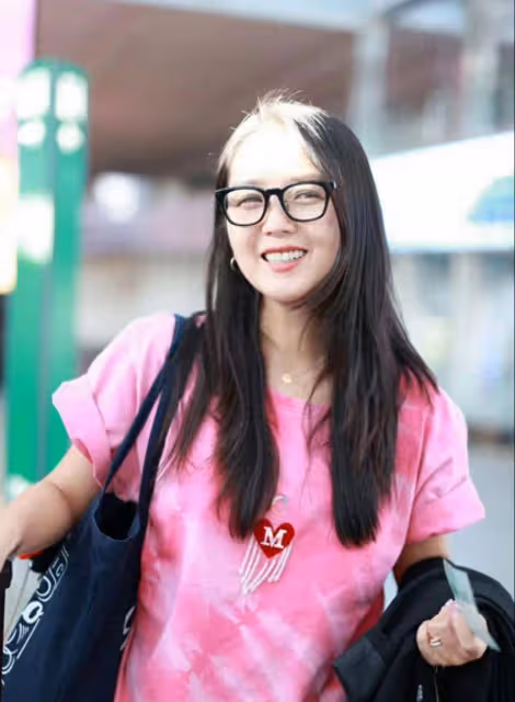 何潔一家五口團聚！他穿短褲，腿和二奶一樣粗，三個孩子膚色一樣