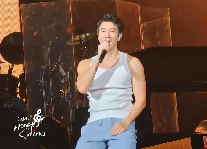 王力宏在演唱會下跪,情緒徹底崩塌,蕭亞軒和范瑋琪現場支持