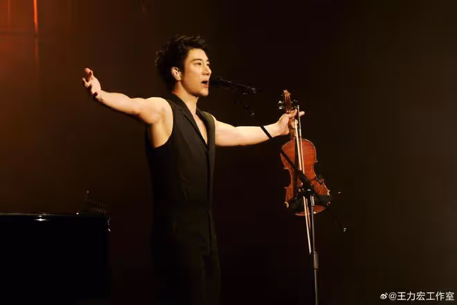 王力宏在演唱會下跪,情緒徹底崩塌,蕭亞軒和范瑋琪現場支持