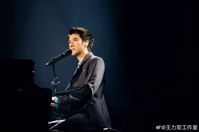 王力宏在演唱會下跪,情緒徹底崩塌,蕭亞軒和范瑋琪現場支持