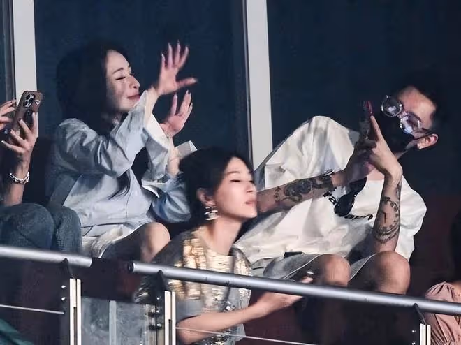 王力宏在演唱會下跪,情緒徹底崩塌,蕭亞軒和范瑋琪現場支持