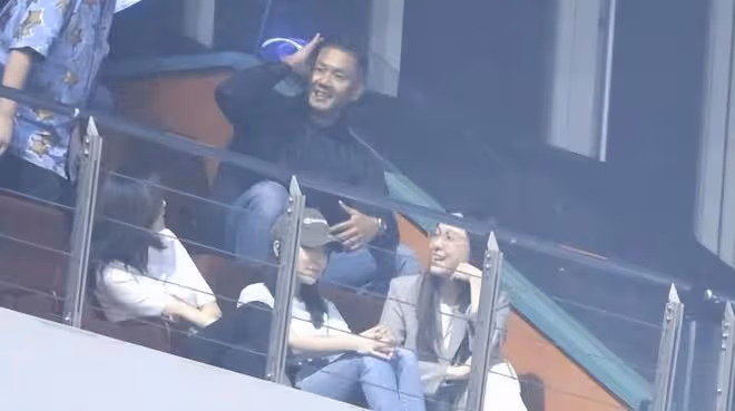 王力宏在演唱會下跪,情緒徹底崩塌,蕭亞軒和范瑋琪現場支持