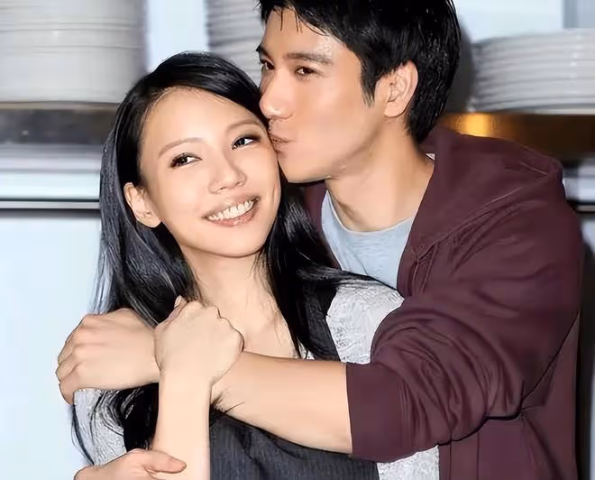 王力宏在演唱會下跪,情緒徹底崩塌,蕭亞軒和范瑋琪現場支持