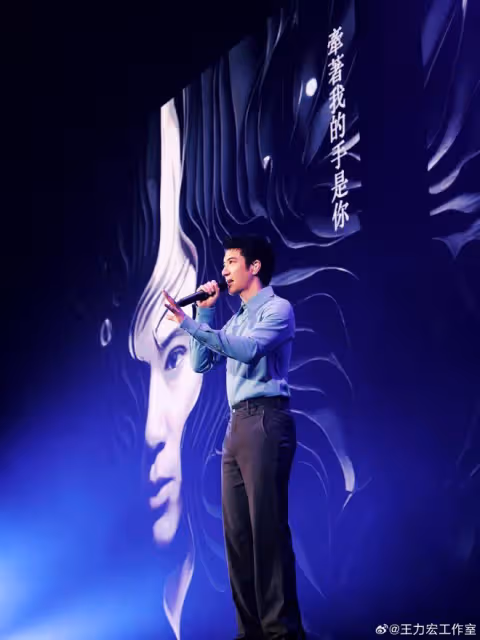 王力宏在演唱會下跪,情緒徹底崩塌,蕭亞軒和范瑋琪現場支持