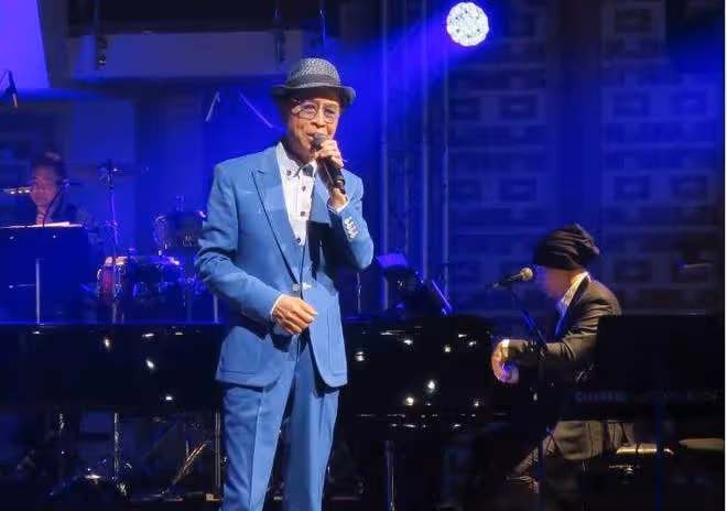 79歲葉振棠酒店開演唱會,一桌席3988元,邊吃邊聽歌生意很火爆