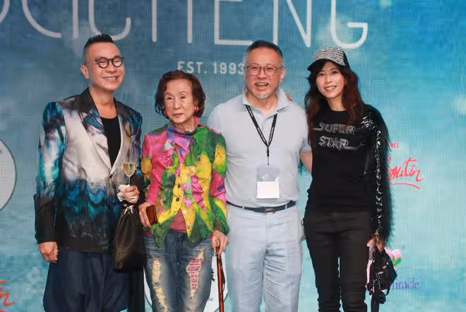 莫文蔚帶83歲媽媽出席活動，母女長得很像，與樂基兒等老友聚會