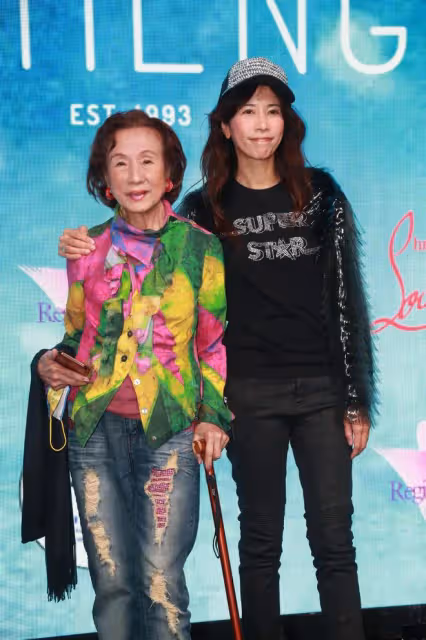 莫文蔚帶83歲媽媽出席活動，母女長得很像，與樂基兒等老友聚會