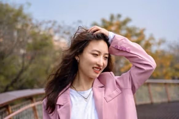 我賣掉婚前房給我爸治病,婆婆氣炸了,她吼道:給我三十萬