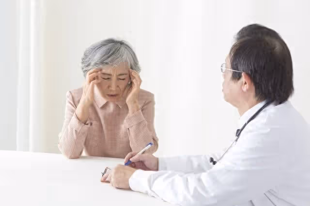 伺候95歲癱瘓母親15年,70歲大媽崩潰大哭:我老了不強求子女養老