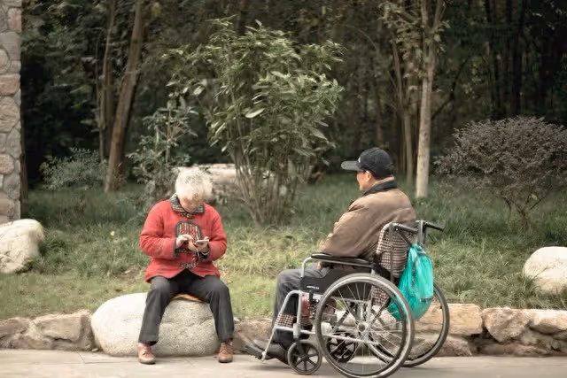 伺候95歲癱瘓母親15年，70歲大媽崩潰大哭：我老了不強求子女養老