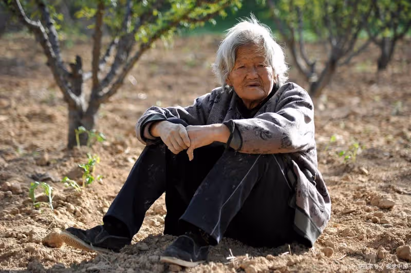伺候95歲癱瘓母親15年，70歲大媽崩潰大哭：我老了不強求子女養老