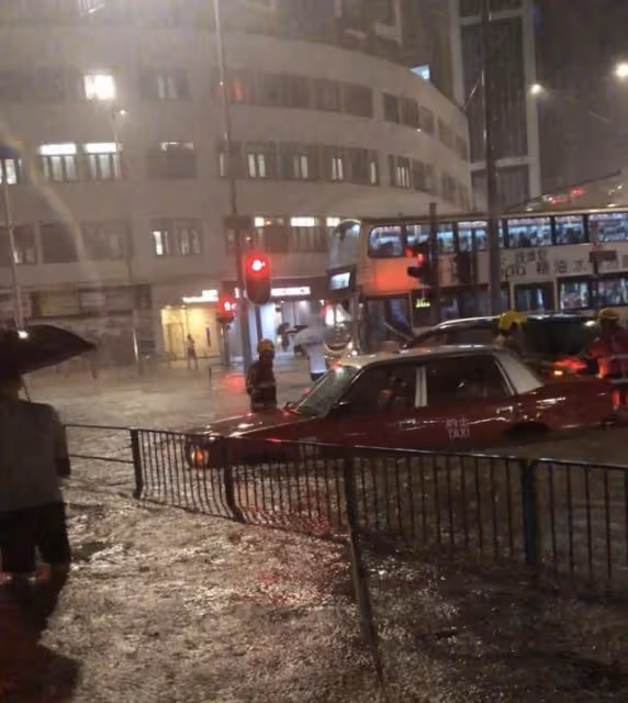 香港暴雨!譚詠麟愛車被困水中,感謝消防員緊急救下