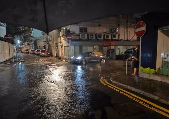 香港暴雨!譚詠麟愛車被困水中,感謝消防員緊急救下