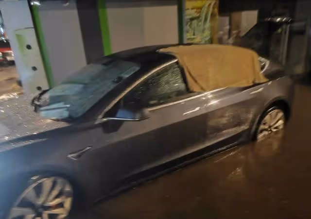 香港暴雨!譚詠麟愛車被困水中,感謝消防員緊急救下