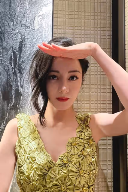 熱巴穿綠裙嬌艷迷人 造型精緻長腿吸睛