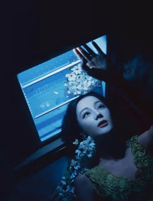 熱巴穿綠裙嬌艷迷人 造型精緻長腿吸睛