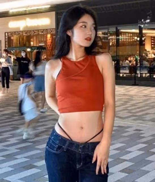 上海女孩流行了一種新的穿衣方式:「內衣外露」性感時尚,回頭率嚇人