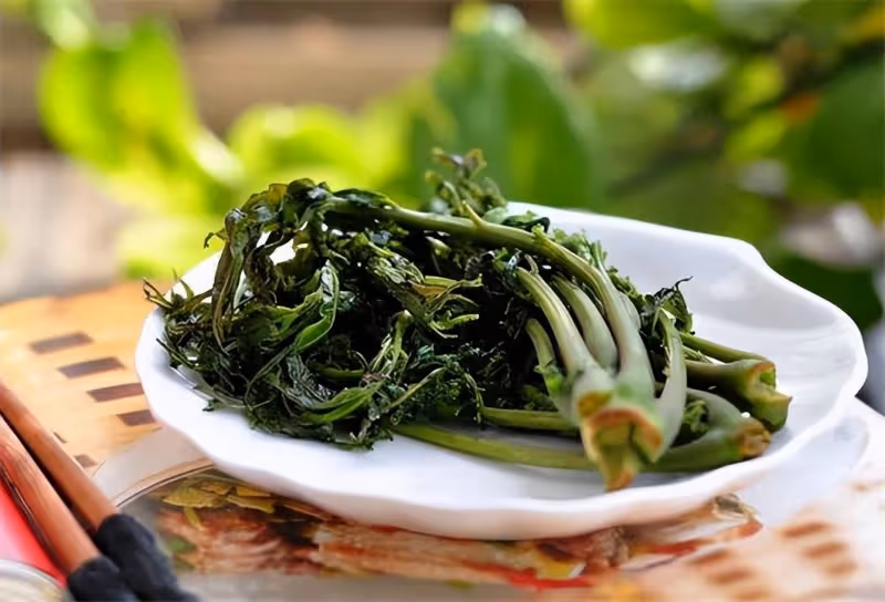 香椿應該生腌還是熟腌?哪種食用方法更好吃呢?