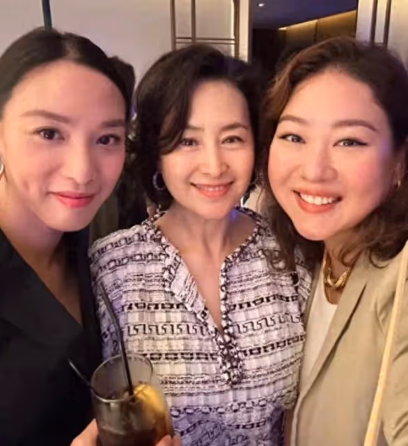 何超瓊抱老虎慶祝生日，氣色狀態年輕又漂亮，何超鳳女兒送祝福